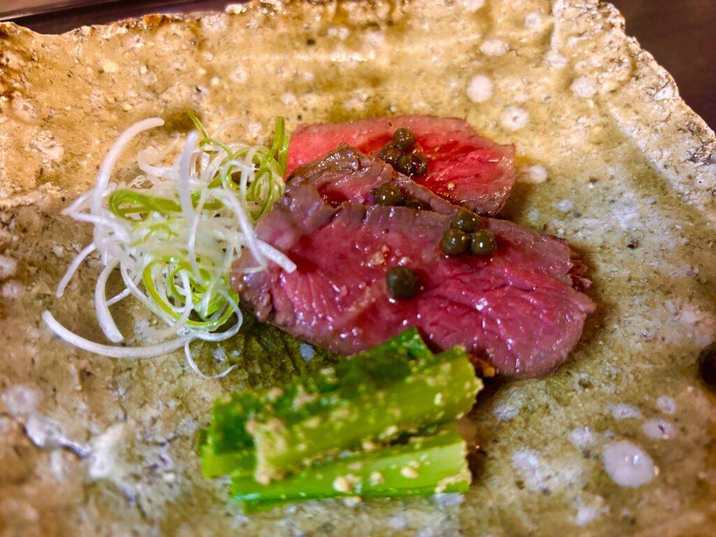 「夏鹿炭火焼き」香りと旨味を重ねた和食の一皿。完全予約制のおまかせコースで季節を表現する料理。